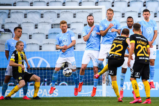 Hammarbys Muamer Tankovic med en frispark mot Malmö FFs