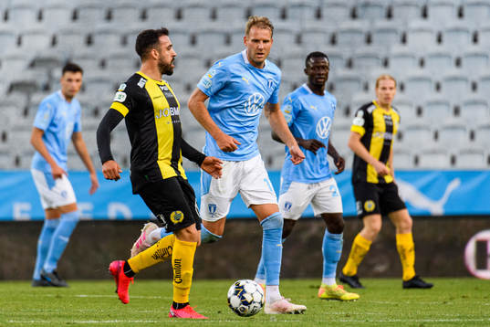 Malmö FFs Ola Toivonen bevakar Hammarbys Abdul Khalili