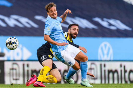 Malmö FFs Eric Larsson och Hammarbys Abdul Khalili