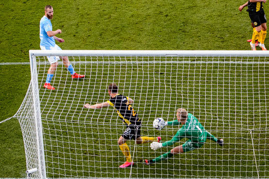 Malmö FFs Jo Inge Berget gör 1-0 bakom Hammarbys målvakt