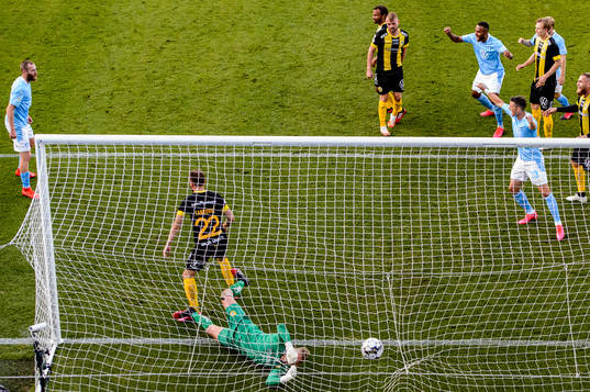Malmö FFs Jo Inge Berget gör 1-0 bakom Hammarbys målvakt