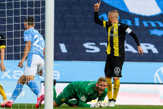 Hammarbys målvakt David Ousted reagerar