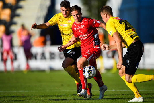 Elfsborgs Simon Olsson i en kamp mot Mjällbys Jesper