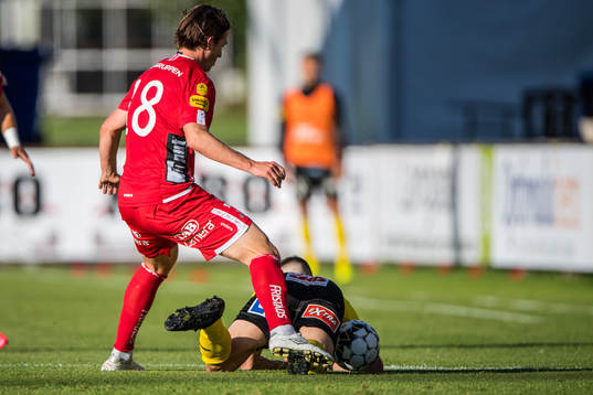 Elfsborgs Simon Olsson med Mjällbys Jesper Gustavsson på