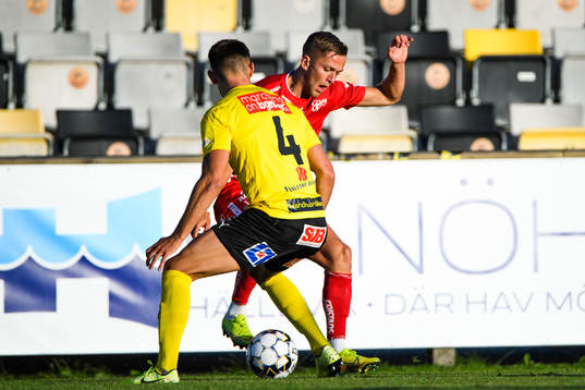 Elfsborgs Jesper Karlsson och Mjällbys Max Watson