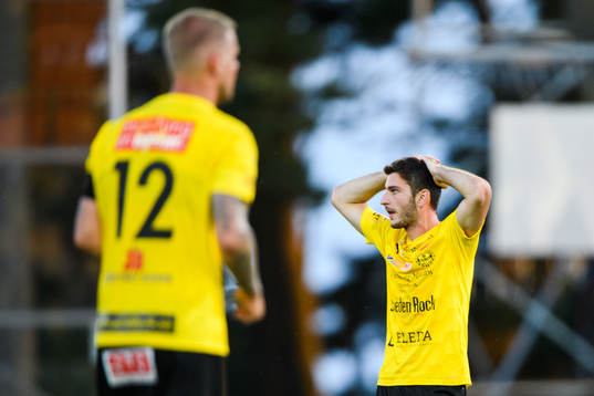 Mjällbys David Löfquist och Besard Sabovic deppar