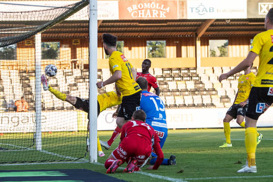 Mjällbys Eric Björkander   försöker rädda Elfsborgs