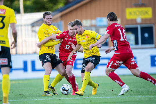 Elfsborgs Sivert Heltne Nilsen och Mjällbys Joel Nilsson