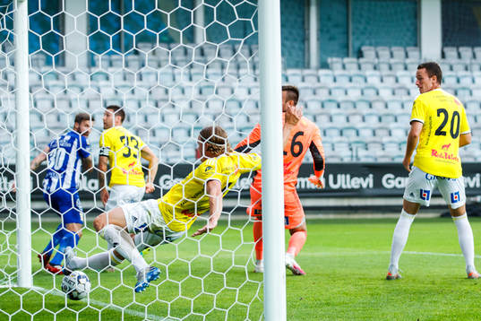 Falkenbergs Carl Johansson rensar bort bollen
