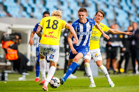 IFK Göteborgs Emil Holm i en kamp mot Falkenbergs Jacob