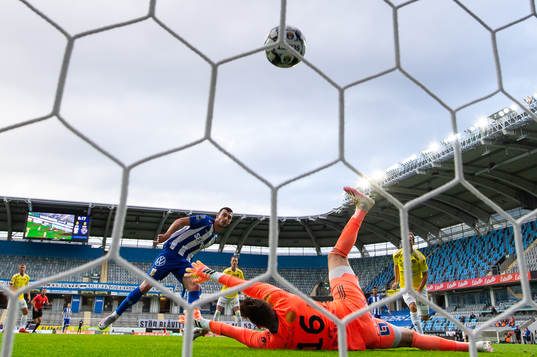IFK Göteborgs Giorgi Kharaishvili skjuter 1-0 bakom