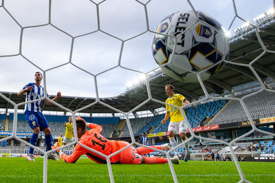 IFK Göteborgs Giorgi Kharaishvili skjuter 1-0 bakom