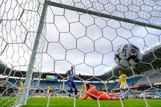 IFK Göteborgs Giorgi Kharaishvili skjuter 1-0 bakom