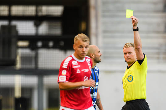 Kalmars Sebastian Ring får en varning av domare Fredrik