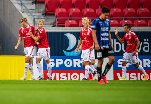 Kalmars Svante Ingelsson jublar med lagkamrater