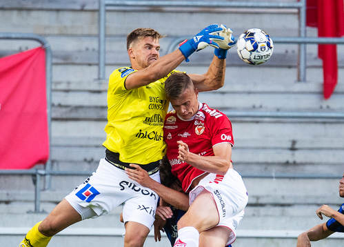 Kalmars Alexander Ahl Holmström och Sirius målvakt Lukas