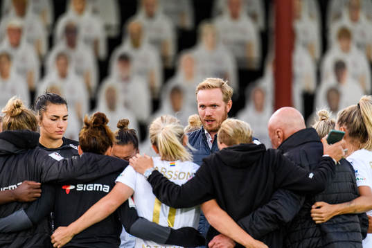 Rosengårds tränare Jonas Eidevall håller i en samling