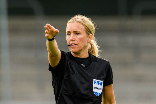 Domare Sara Persson fotbollsmatchen i Damallsvenskan mellan