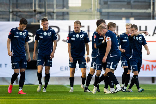 Degerfors Christos Gravius jublar med lagkamrater