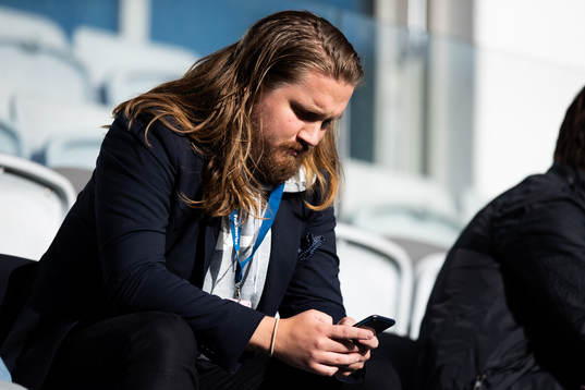 Örgrytes klubbchef Niklas Allbäck innan fotbollsmatchen i
