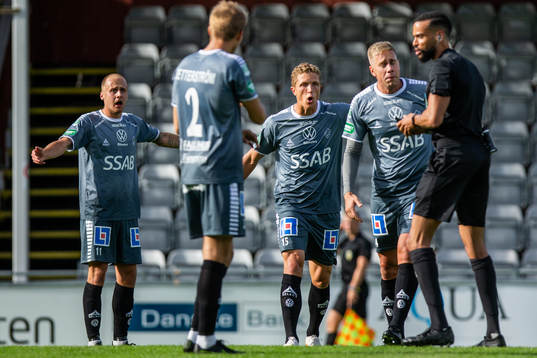 Brages Mattias Liljestrand och Alexander Ekblad reagerar