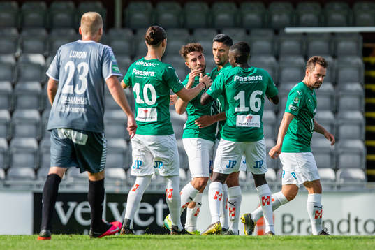 Jönköpings Moustafa Zeidan jublar med lagkamrater