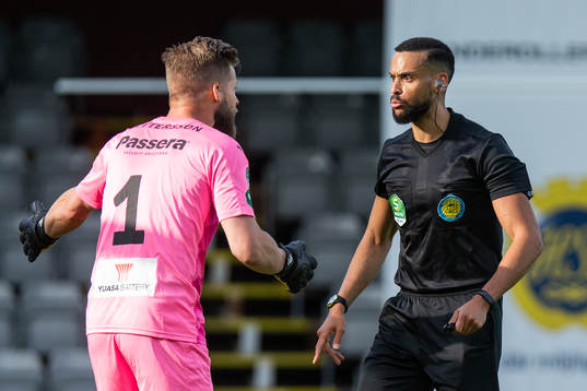Jönköpings målvakt Frank Pettersson och domare Farouk