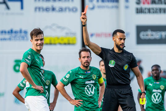 Jönköpings Pavle Vagic tilldelas ett rött kort av domare