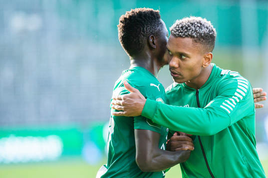 Jönköpings Eric Johana Omondi kramar om Brages Bantu