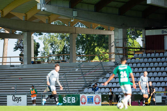 Spelare framför tillbyggnaden av Stadsparksvallens