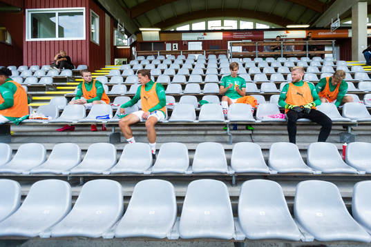 Spelare ur Jönköpings Södra på läktaren