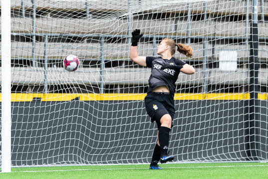 IFK Göteborgs målvakt Hanna Dahl ser bollen hamna i