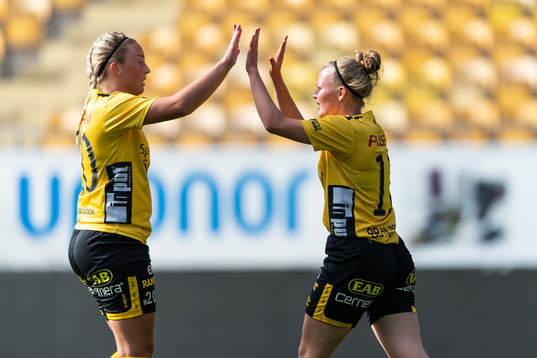Elfsborgs Leann Nyström jublar med Ebba Johansson