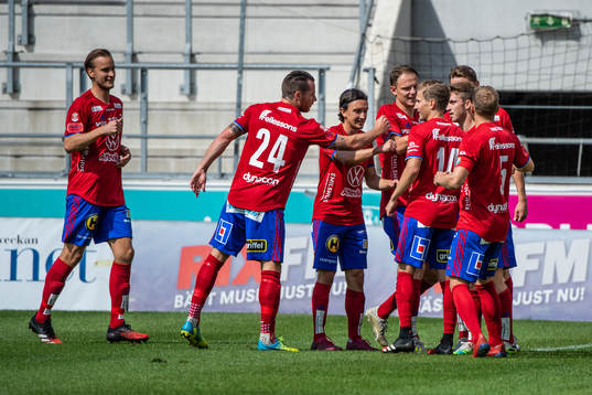 Östers Carl Johansson jublar med lagkamrater