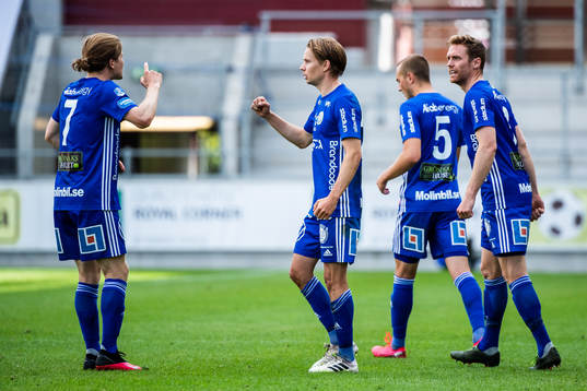 Sundsvalls Johan Blomberg jublar med lagkamrater