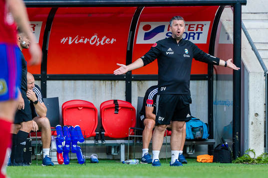 Östers tränare Dennis Velic visar känslor