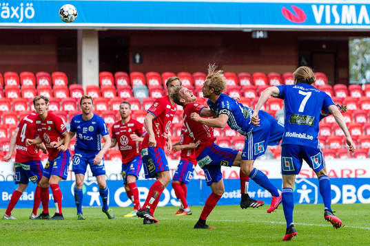 Sundsvalls Pontus Engblom i kam med Östers Oliver