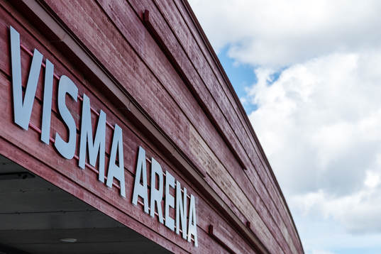 Exteriör vu av Visma arena före fotbollsmatchen i