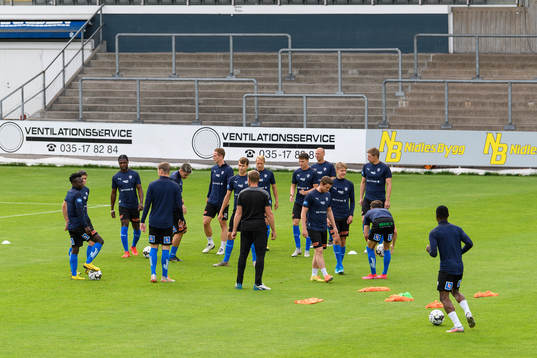 Halmstads spelare före fotbollsmatchen i Superettan