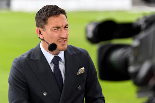 s kommentator Stefan Ishizaki före fotbollsmatchen i