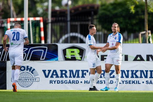 Akropolis Nikola Vasic (h) jublar med Mattias Bouvin