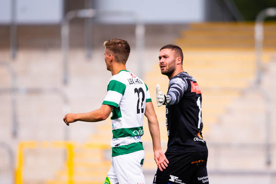 Norrbys målvakt Mergim Krasniqi klappar om Västerås