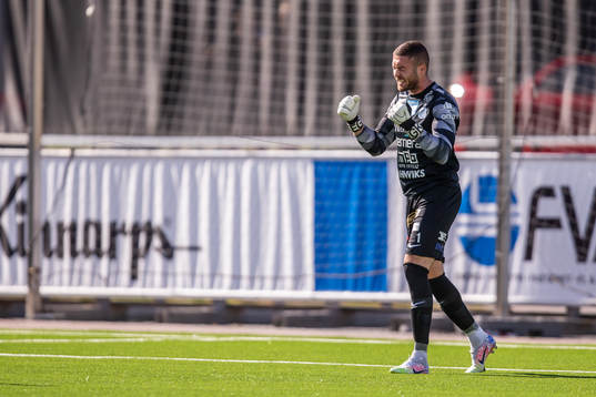 Norrbys målvakt Mergim Krasniqi jublar