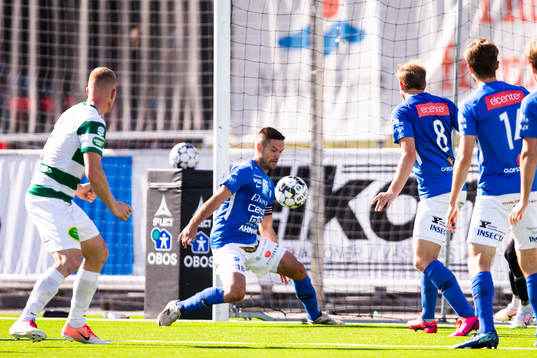 Norrbys Ivo Pekalski räddar ett skott på mållinjen