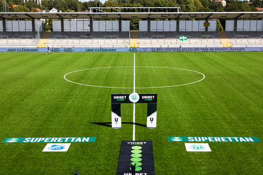 Västerås och Norrbys logotyp på plan