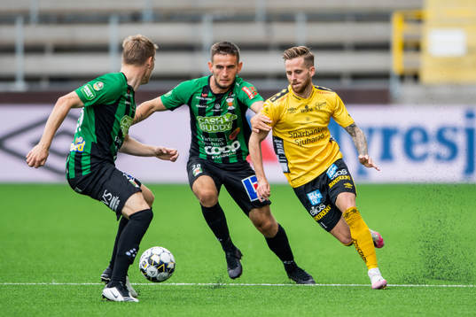 Elfsborgs Rasmus Alm mot Varbergs Erion Sadiku och Anton