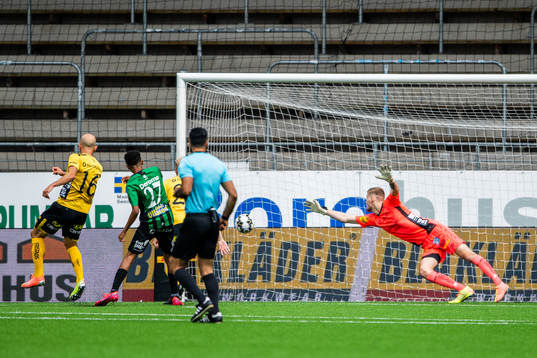 Varbergs Tashreeq Matthews gör 0-1 på Elfsborgs målvakt