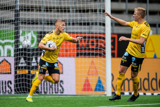 Elfsborgs Jesper Karlsson jublar med Per Frick