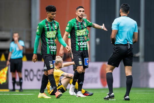Varbergs Daniel Krezic diskuterar med Domare Mohammed