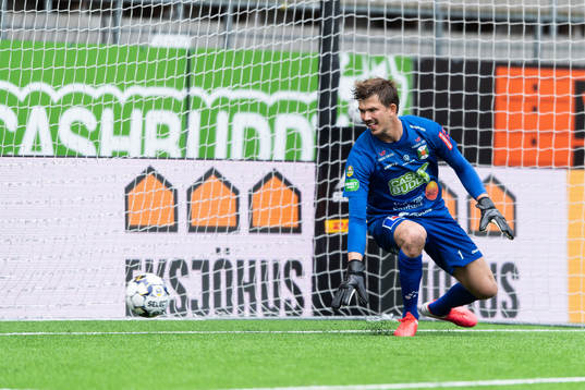 Varbergs målvakt August Strömberg ser bollen rulla i mål